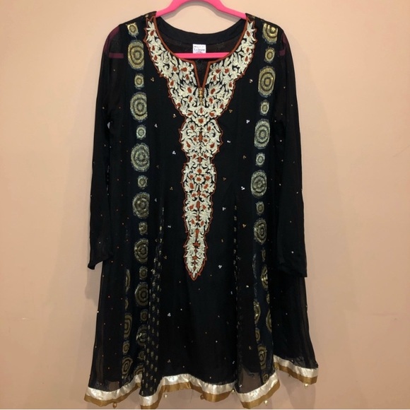 3 pc black gold & orange gharara
shoulder to hem: 37.5”
Pit to pit 22”
Pant 42” - Picture 2 of 7